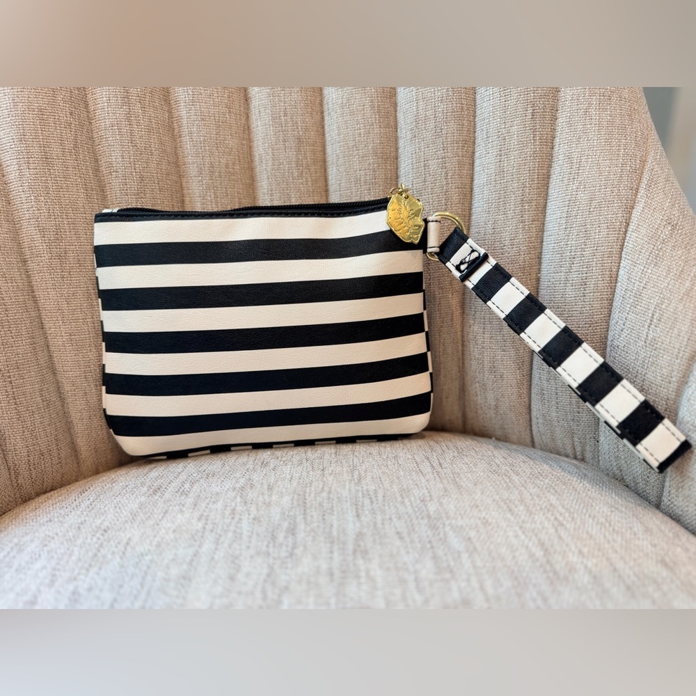Betsey Johnson Multicolor LOVE Clutch - Picture 2 of 8